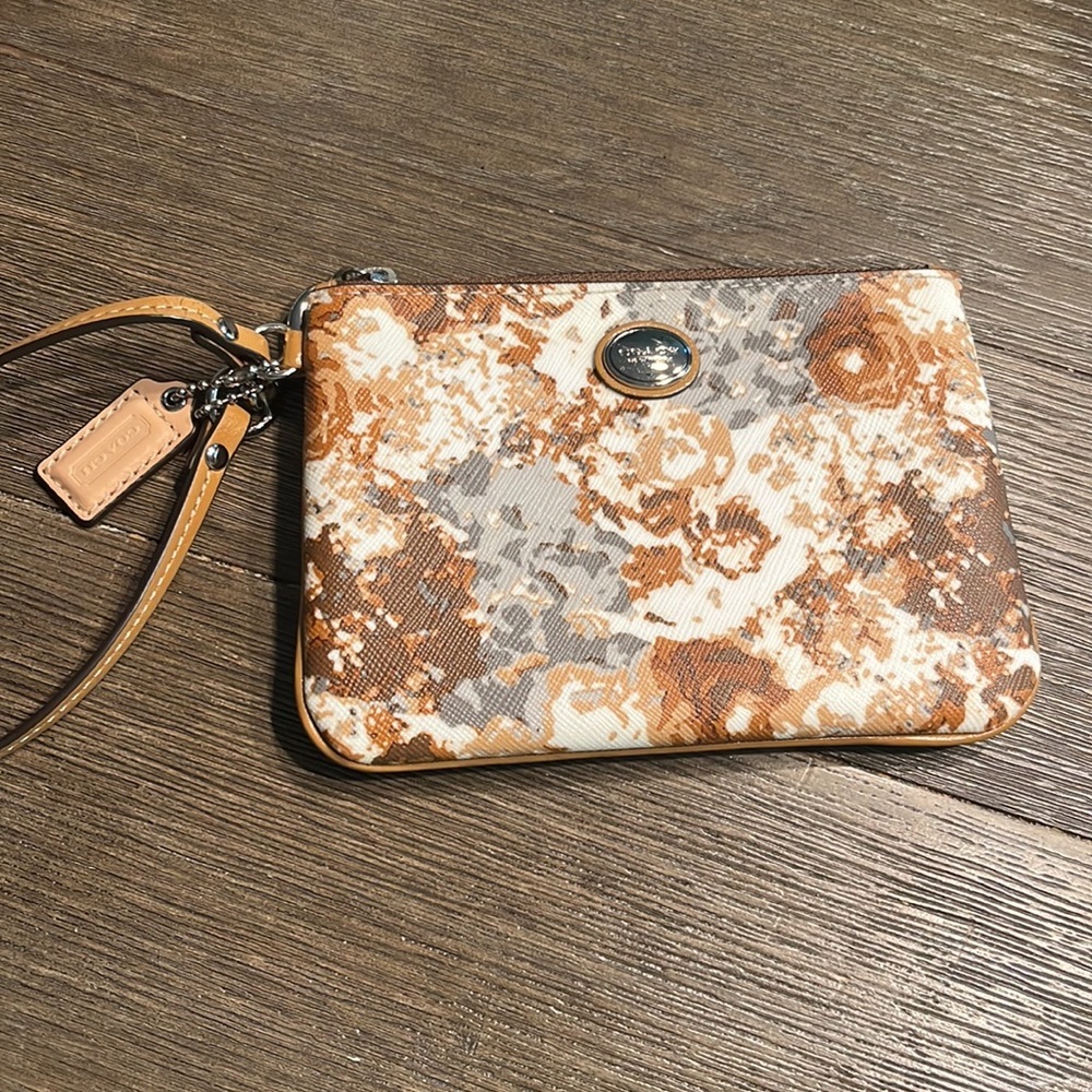 Cute! Coach Wristlet - Picture 10 of 12